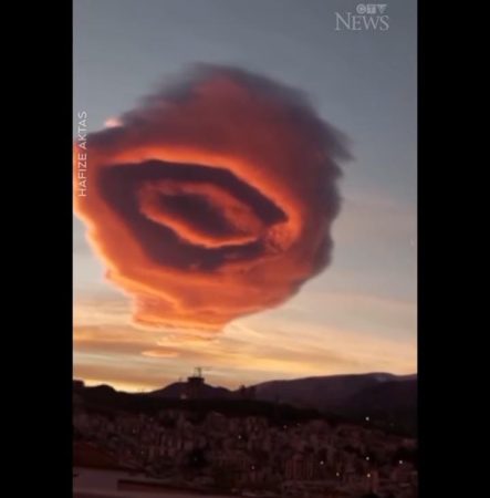 Viral Penampakan Awan Merah Menyerupai Piring Terbang di Turki Sebelum Gempa 7,8 Magnitudo Terjadi