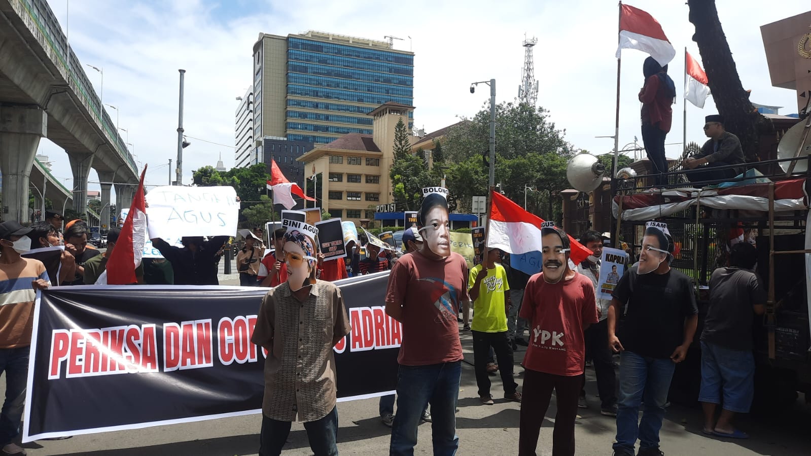 Unjuk Rasa di Depan Mabes Polri, Massa Tuntut Keberanian Kapolri Periksa Agus Andrianto