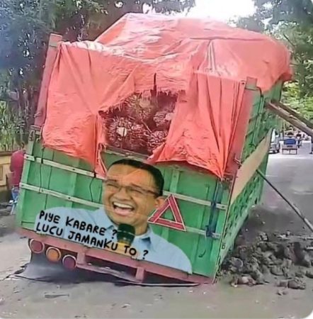 Truk Bergambar Anies Baswedan Terperosok di Sumur Resapan? Cek Faktanya!