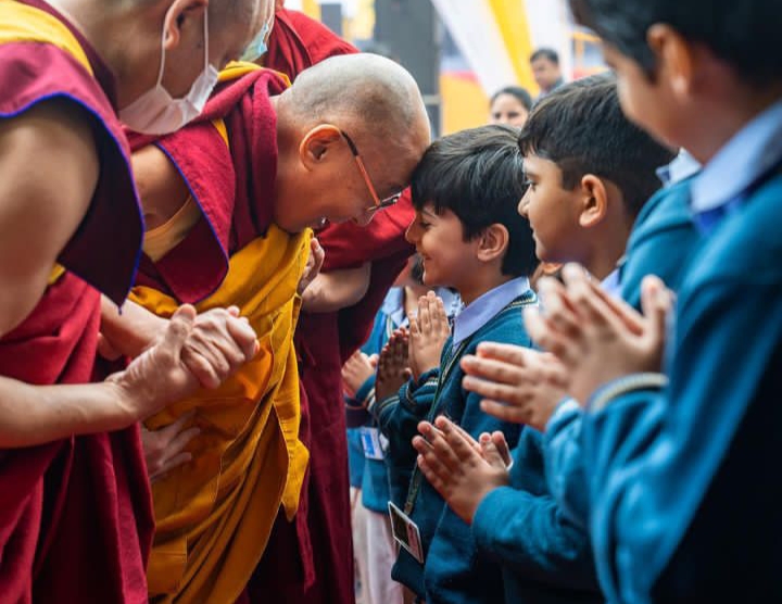 Dalai Lama Minta Bocah Laki-laki Hisap Lidahnya, Akhirnya Minta Maaf Usai Videonya Viral