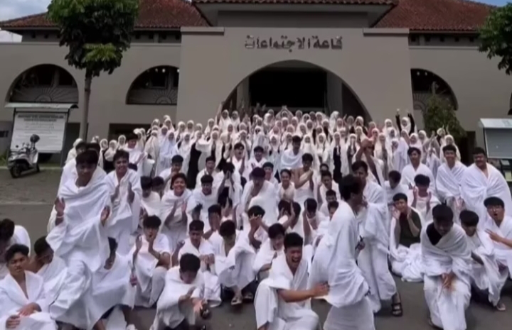 Viral, Video Studi Tour Umroh Satu Angkatan SMA ke Mekkah