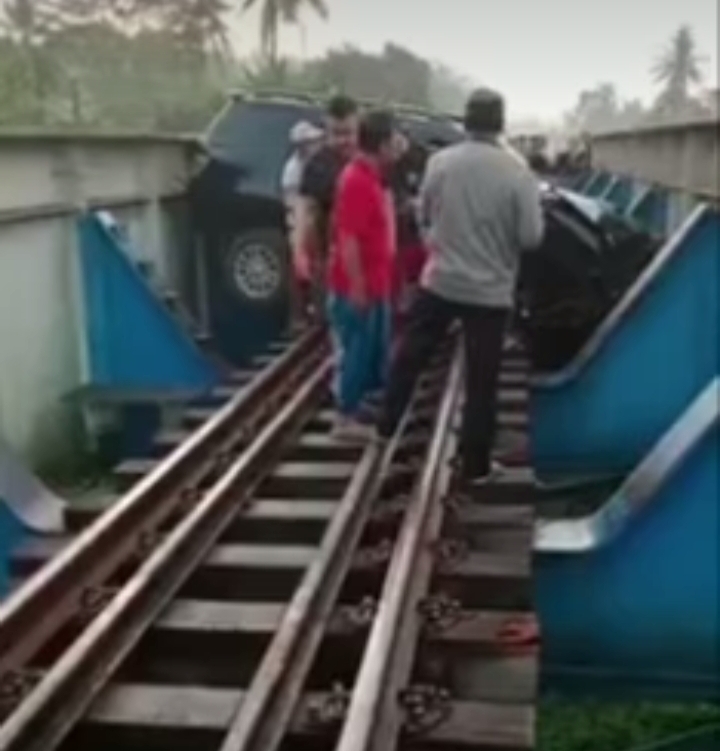 Viral, Mobil Toyota Fortuner Berada di Tengah Rel Kereta Api, Diduga Hendak Bunuh Diri