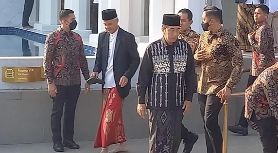 Jokowi dan Ganjar Salat Id Bareng di Masjid Sheikh Zayed Solo