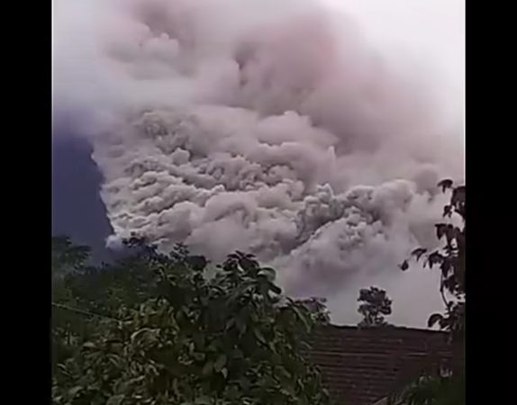 Gunung Semeru Erupsi, Awan Panas Hingga 6 Kilometer