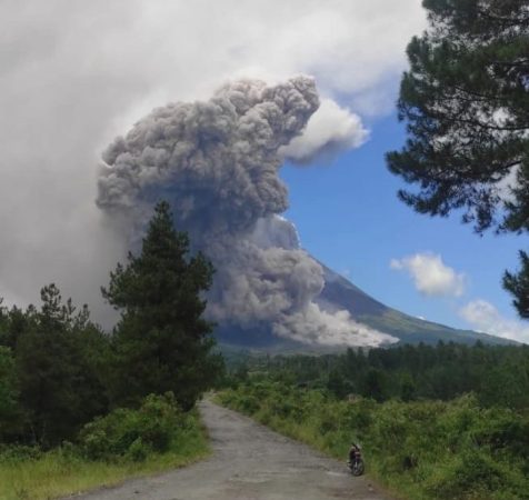 Gunung Merapi Kembali Erupsi, Sejumlah Wilayah di Jateng dan Yogyakarta Tertutup Awan Panas