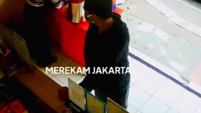 Beli Es Poci Pria Asik Masturbasi, Nasib Naas Terekam CCTV