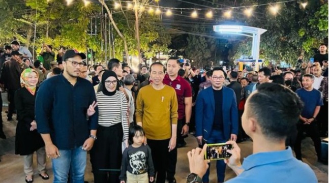 Jokowi Bersama Ridwan Kamil Kunjungi Pasar Kreatif Jabar di Bandung