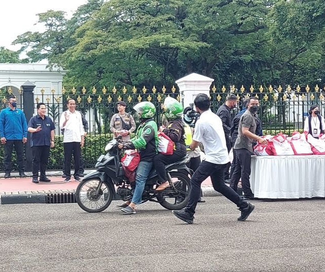 Di Depan Istana, Jokowi Bagikan Sembako ke Ojol dan Opang