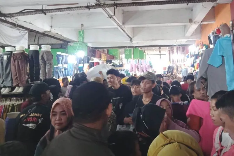 Menjelang Lebaran, Pasar Tanah Abang Dipadati Pengunjung