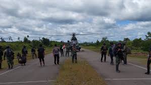 Tim Gabungan TNI Polri Evakuasi Warga Sipil Yang Disandera Separatis Teroris