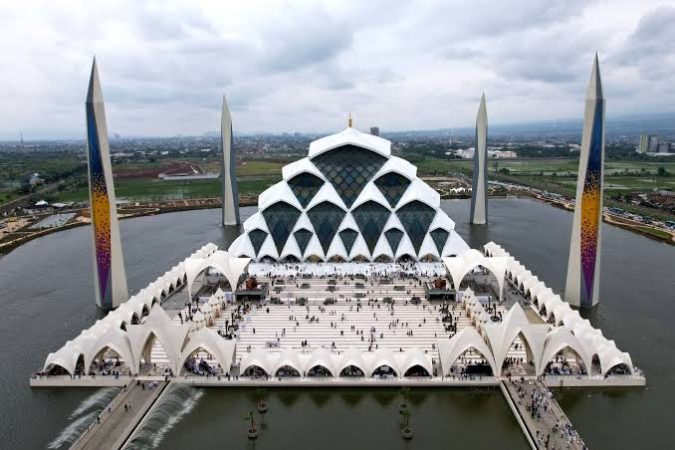 Seorang Bocah Terjatuh Dari Lantai Dua Masjid Al Jabbar