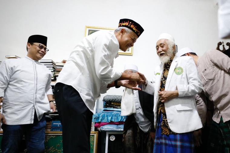 Ganjar Sowan ke Ulama Besar di Banten, Loyalis Anies Langsung Mencak-mencak: Ini Bukti Politik Identitas