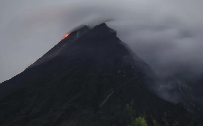 Gunung Merapi Mengeluarkan Guguran Lava dan Awan Panas