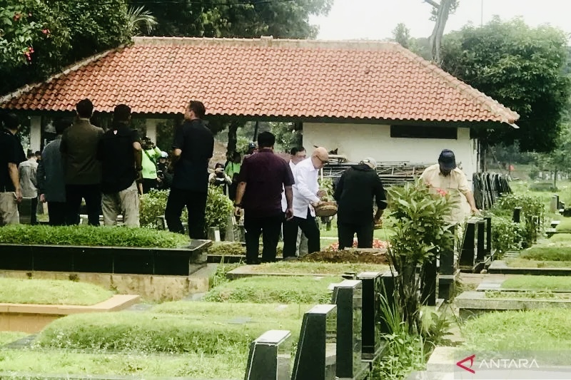 Unggul Quick Count, Prabowo Langsung Ziarah ke Makam Ibunda di TPU Tanah Kusir