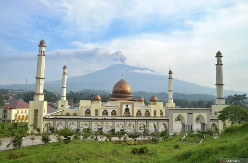 Gunung Marapi Kembali Erupsi hingga Keluarkan Suara Gemuruh dan Dentuman