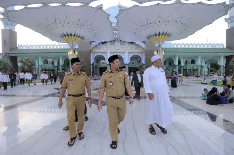 Masjid Al-Azhom Tangerang Rasa Masjid Nabawi, Pelatarannya Kini Dilengkapi dengan Payung