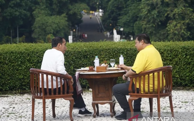 Jokowi Olahraga dan Sarapan Pagi Bareng Airlangga di Kebun Raya Bogor