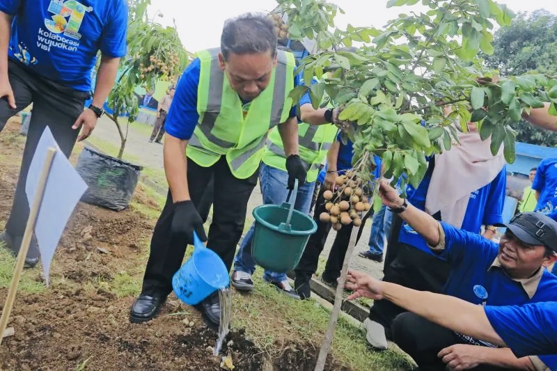 Perumda Tirta Benteng dan Warga Tangerang Gotong Royong Tanam 3.100 Pohon di Bantaran Sungai Cisadane