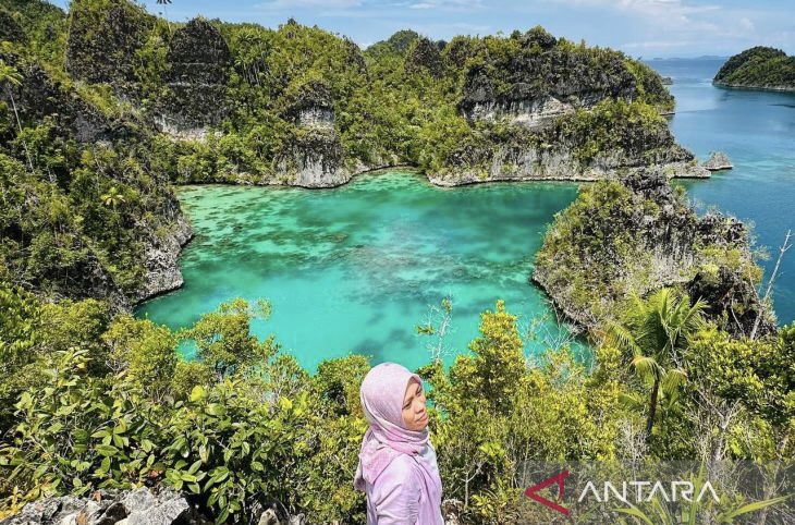 Pesona Telaga Bintang di Puncak Bukit Karang Raja Ampat