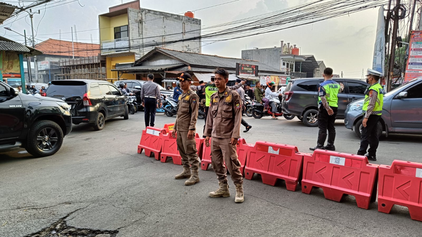 Satpol PP Bantu Amankan Haul Akbar Keluarga Besar Al-Istiqlaliyah di Cilongok