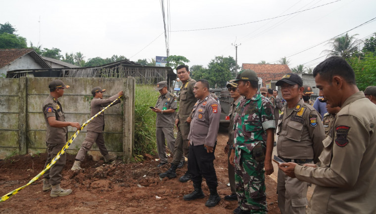 Satpol PP Tangerang Segel Aktivitas Kupasan Tanah di Tegalsari