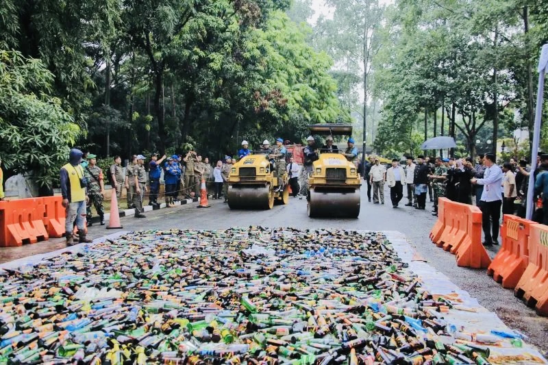 Satpol PP Kota Tangerang Musnahkan Ribuan Botol Miras