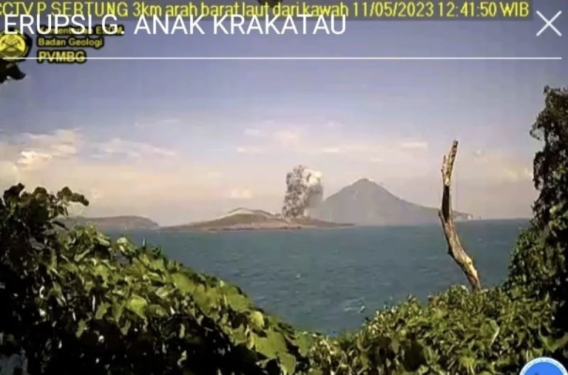 Erupsi Gunung Anak Krakatau: Abu Vulkanik Setinggi 1.000 Meter Meluncur ke Udara