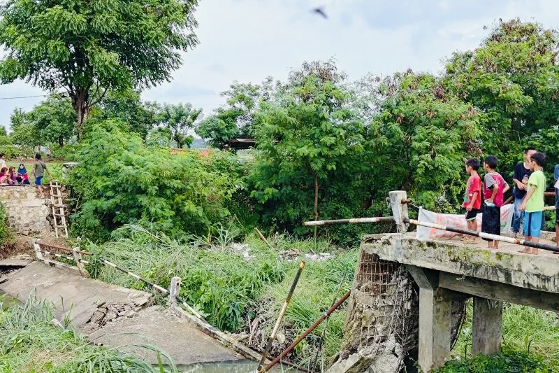 Jembatan Penghubung Kampung Rawa Bolang-Sarakan Ambruk Akibat Arus Sungai Deras