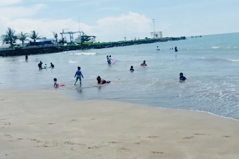 Pantai Carita-Anyer, Destinasi Liburan Ramai Wisatawan saat Perayaan Imlek 2024