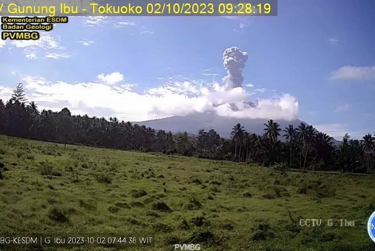 Letusan Gunung Ibu: Abu Vulkanik 1.200 Meter, Status Siaga