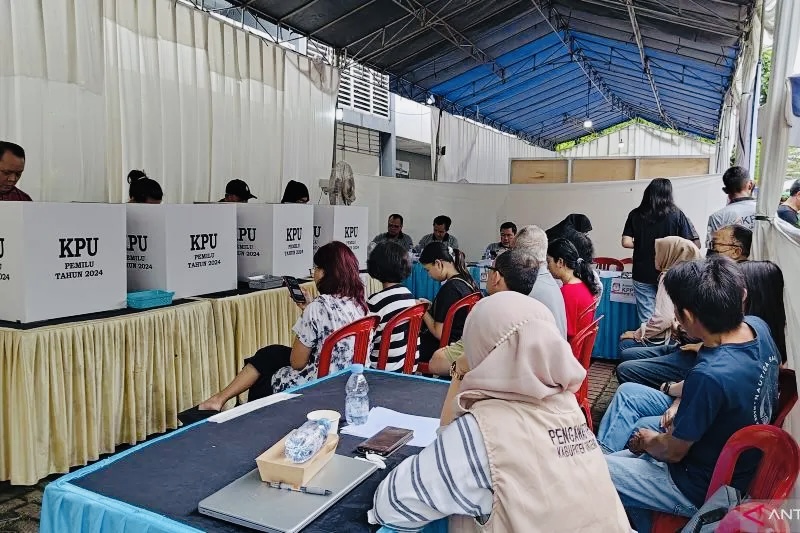 Antusiasme Warga di TPS Mekar Baru Tangerang di Hari Pencoblosan