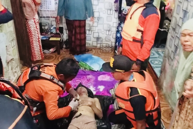 Tim SAR Banten Temukan Kakek Tenggelam di Sungai Ciberang, Dibawa Pulang ke Rumah