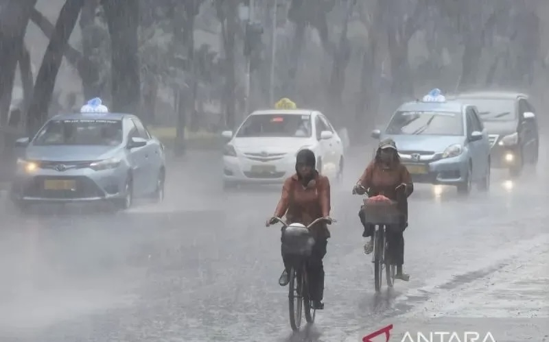 Hujan Lebat Disertai Angin Kencang dan Petir Ancam 7 Daerah di Banten