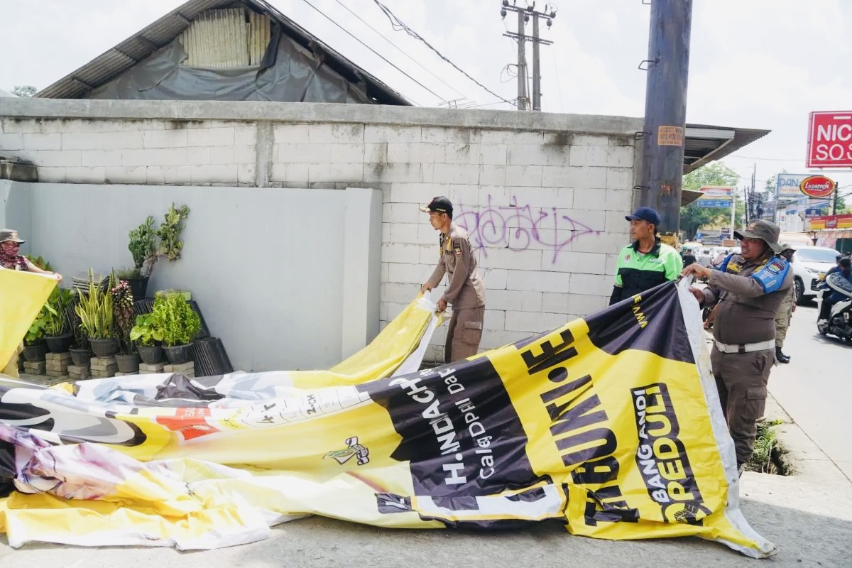 Petugas Gabungan di Tangsel Turun Tangan Menertibkan APK di Masa Tenang Pemilu 2024