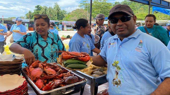 Kabupaten Waropen Manfaatkan Potensi Kepiting dan Beras di Sail Teluk Cenderawasih Biak 2023