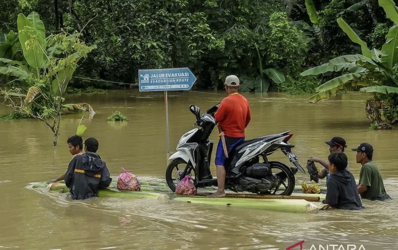 Banjir Terjang Pandeglang: BPBD Fokus Distribusi Logistik