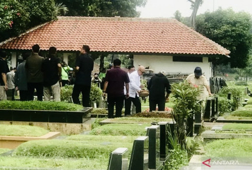 Unggul Quick Count, Prabowo Langsung Ziarah ke Makam Ibunda di TPU Tanah Kusir