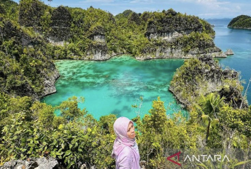 Pesona Telaga Bintang di Puncak Bukit Karang Raja Ampat