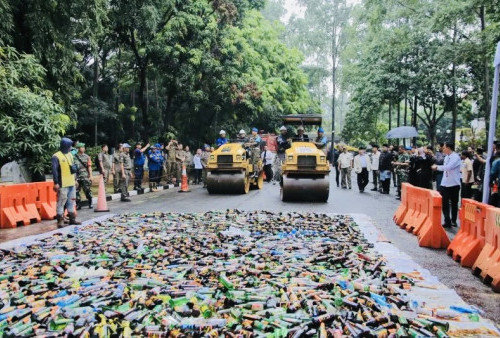 Satpol PP Kota Tangerang Musnahkan Ribuan Botol Miras