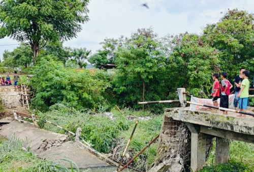 Jembatan Penghubung Kampung Rawa Bolang-Sarakan Ambruk Akibat Arus Sungai Deras