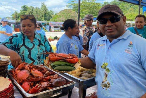 Kabupaten Waropen Manfaatkan Potensi Kepiting dan Beras di Sail Teluk Cenderawasih Biak 2023